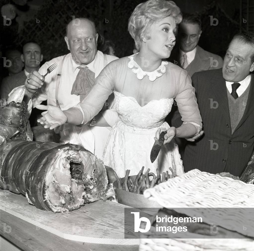 Kim Novak taking part in a picnic, Italy, 1956 (b/w photo)