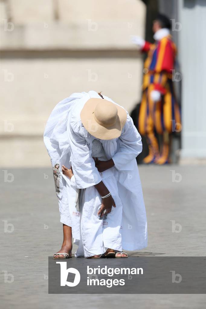 Woman from Camerun reassuring her son while waiting for the beginning of the General Audience, Vatican, 2010 (photo)