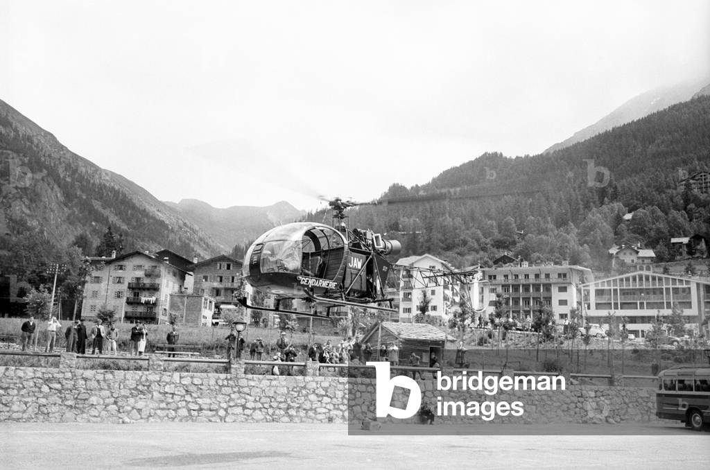 A police helicopter carrying victims and survivors to Courmayeur, 1961 (b/w photo)