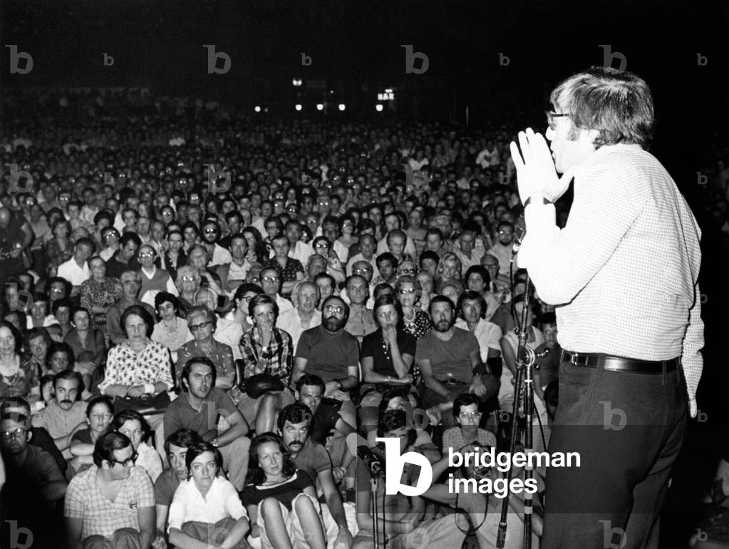 Dino Sarti giving a concert in a square