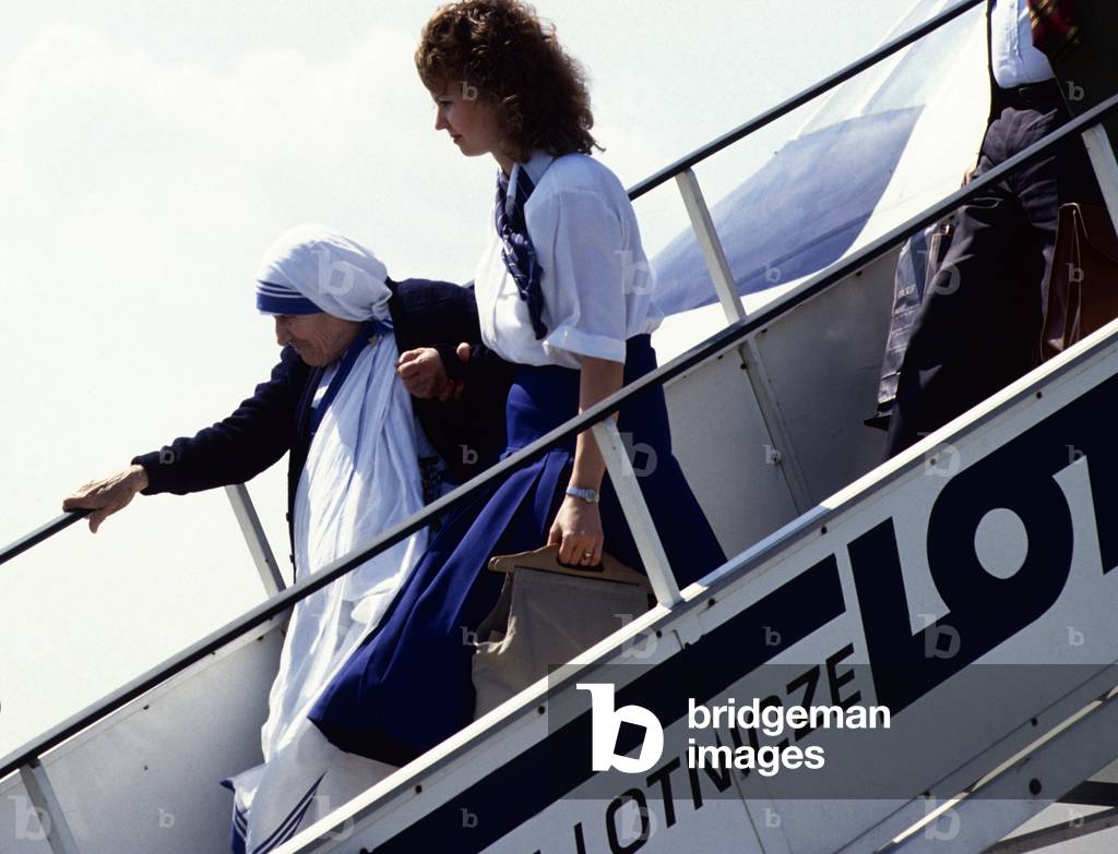 Mother Teresa of Calcutta on a plane, Poland, 1990 (photo)