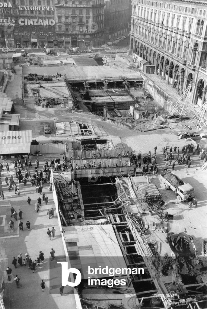Underground costruction site in Piazza del Duomo, Italy, 1950 (b/w photo)