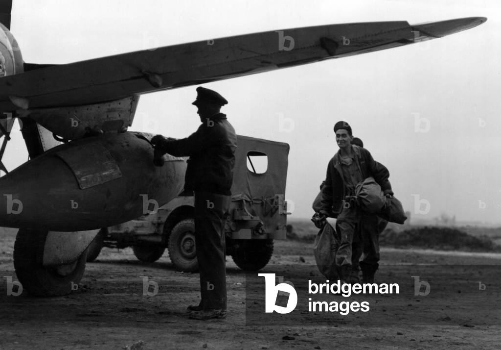 U.S. soldiers loading letters on a plane