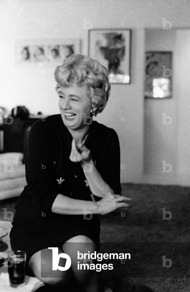 Shelley Winters is shot while she is laughing