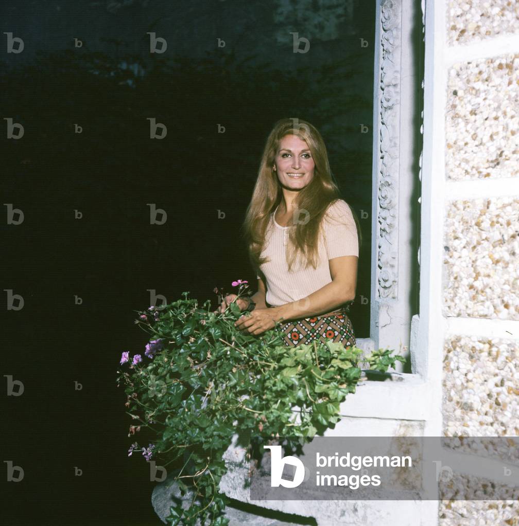 Dalida posing in her house, France, 1970 (photo)