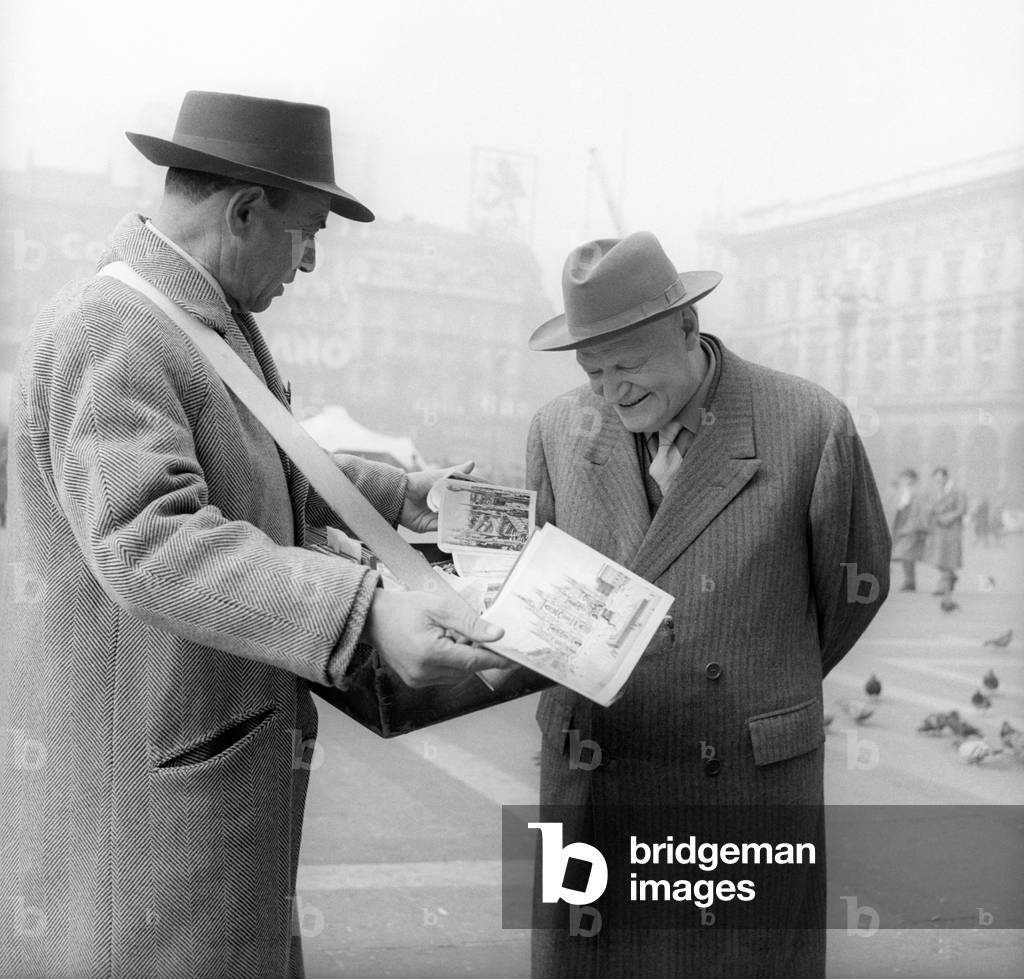 Giuseppe Ungaretti with a postcards seller in Piazza Duomo in Milan