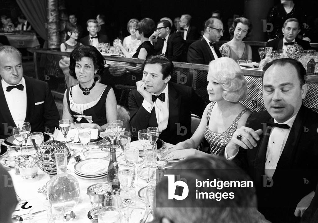 Marcello Mastroianni, his wife Flora Carabelli and Carroll Baker at the Golden Globe Award ceremony, United States, Los Angeles, 1965 (b/w photo)