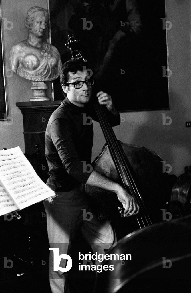 Francesco Petracchi playing bass