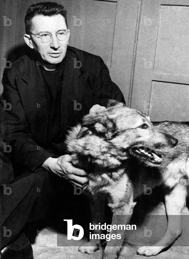 Cesare Pavese caressing a dog