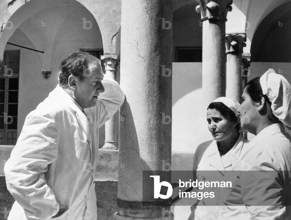 Mario Tobino in conference with two nurses