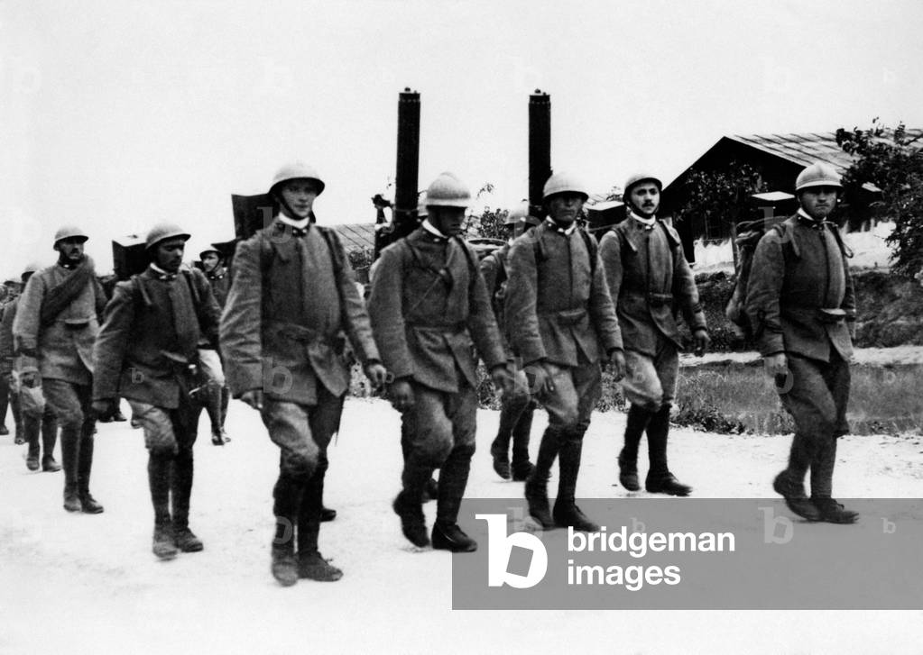 Italian soldiers marching towards the front