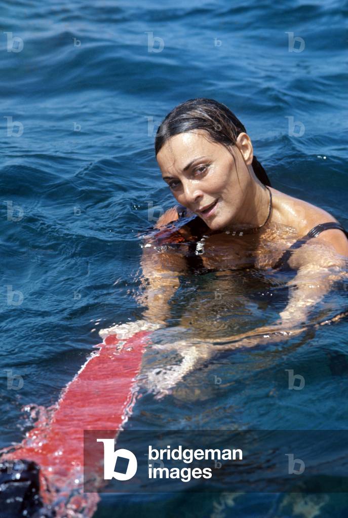 Lydia Alfonsi holding a water ski
