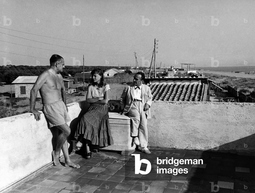 Writer and painter Amerigo Bartoli talks with Alberto Moravia and Carolina Freud