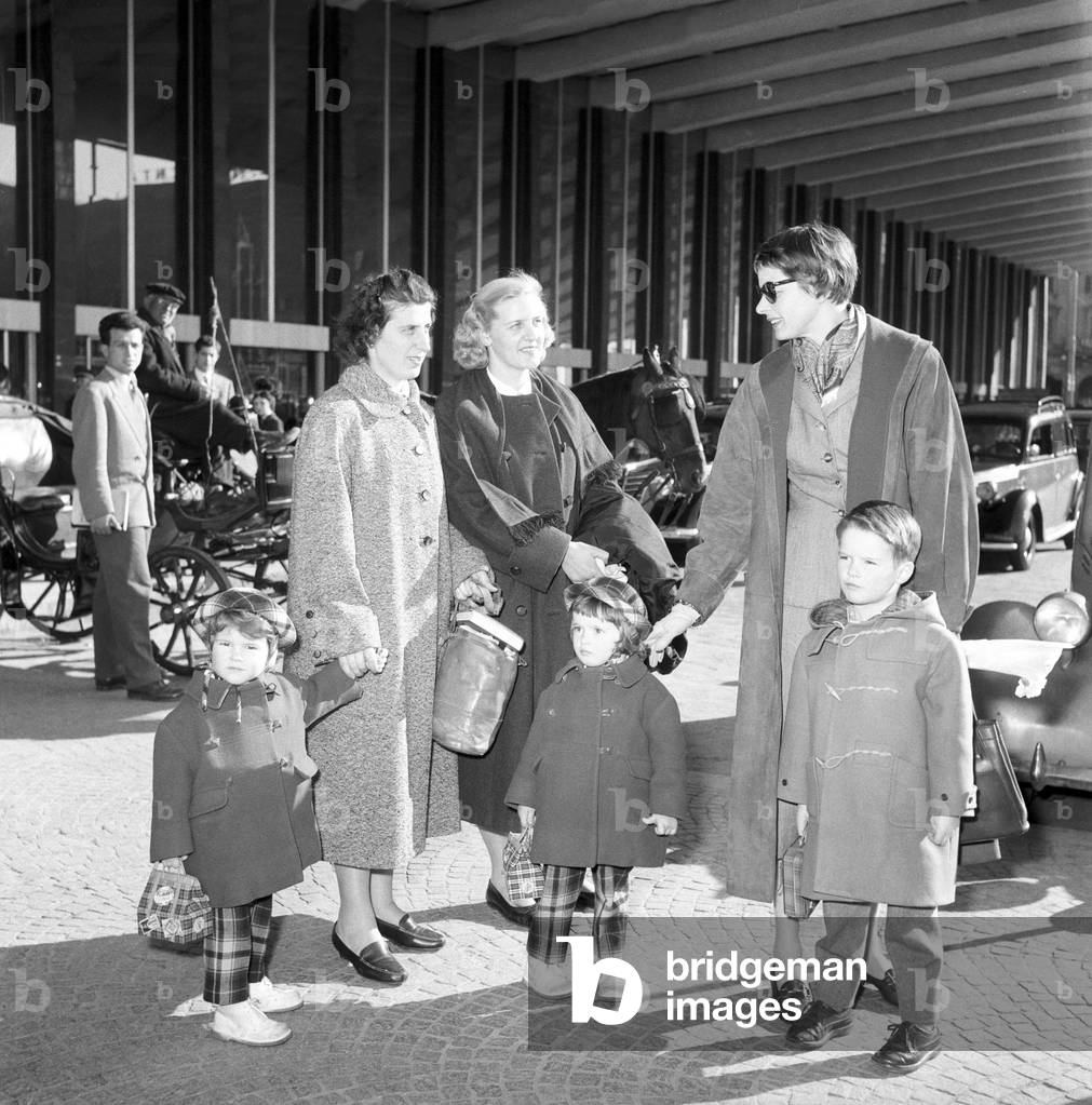 Roberto jr, Isabella, Isotta Ingrid Rossellini and Ingrid Bergman at Termini station, Italy, 1955 (b/w photo)
