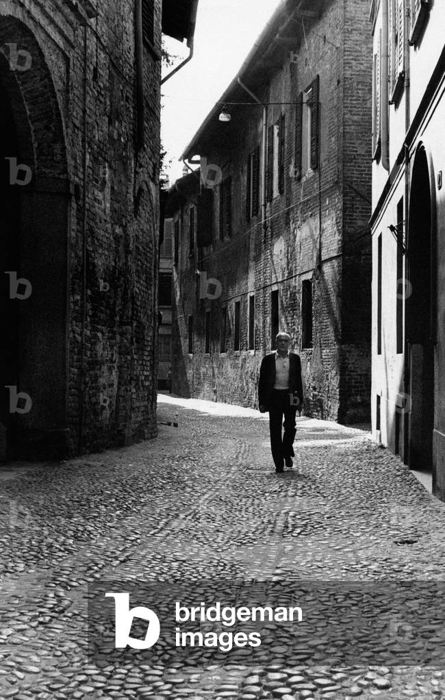 Mino Milani walking in a road