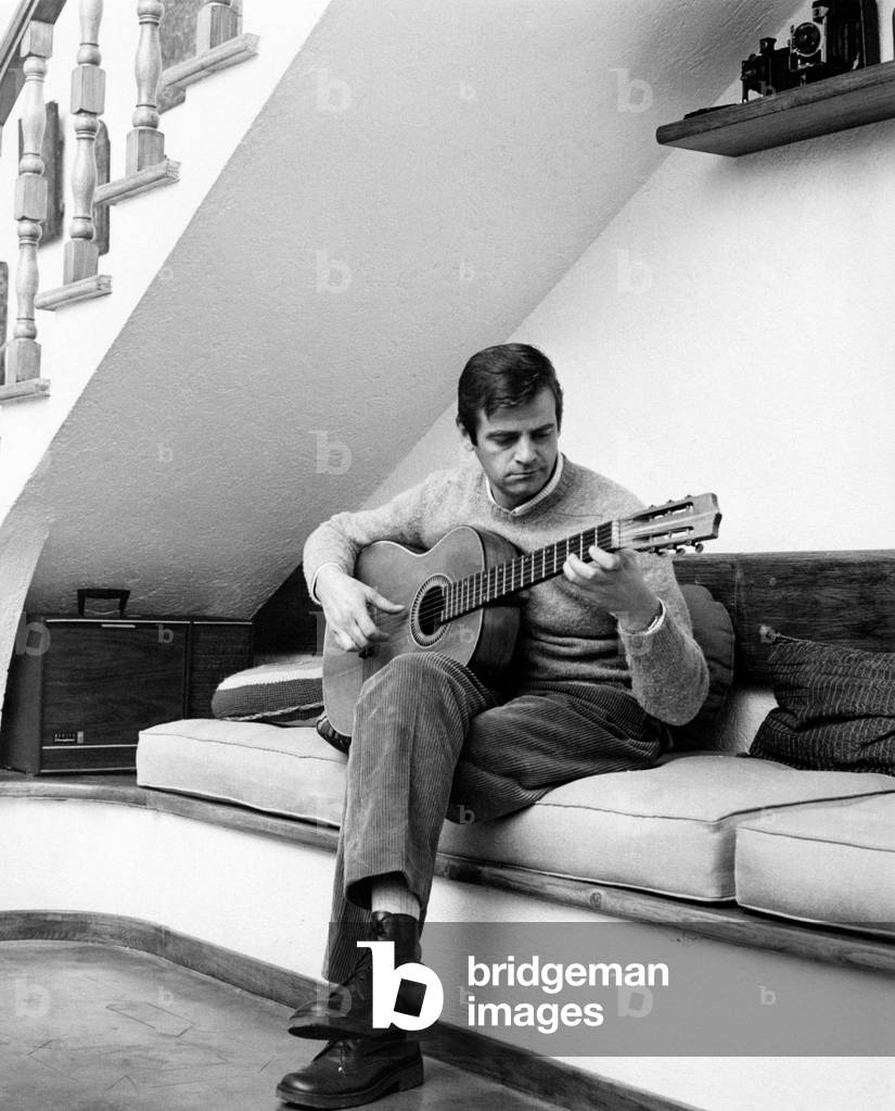 Sergio Endrigo seated on the sofa of his house