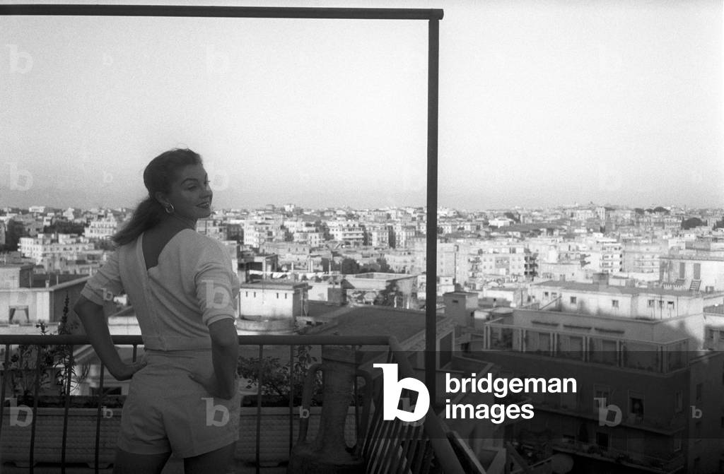 Esther Williams looking at the roofs from the terrace