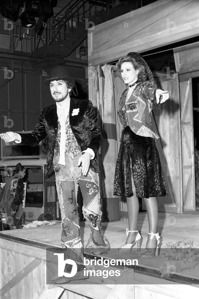 Gigi Proietti in TV show Fatti e fattacci, Italy, 1975 (b/w photo)