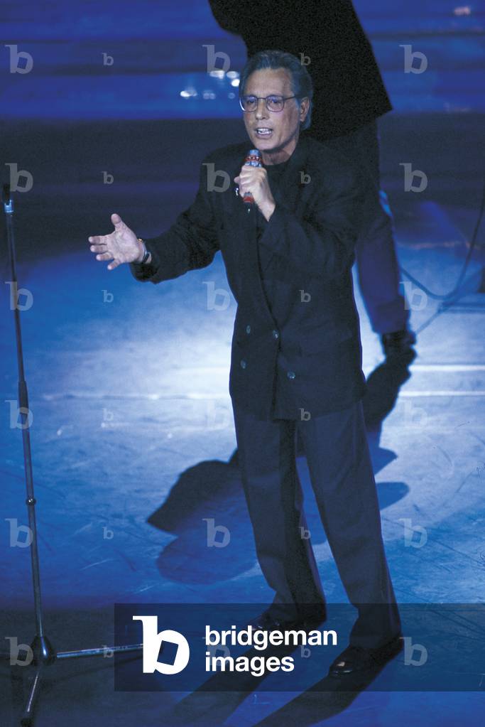 Enzo Jannacci performing on stag