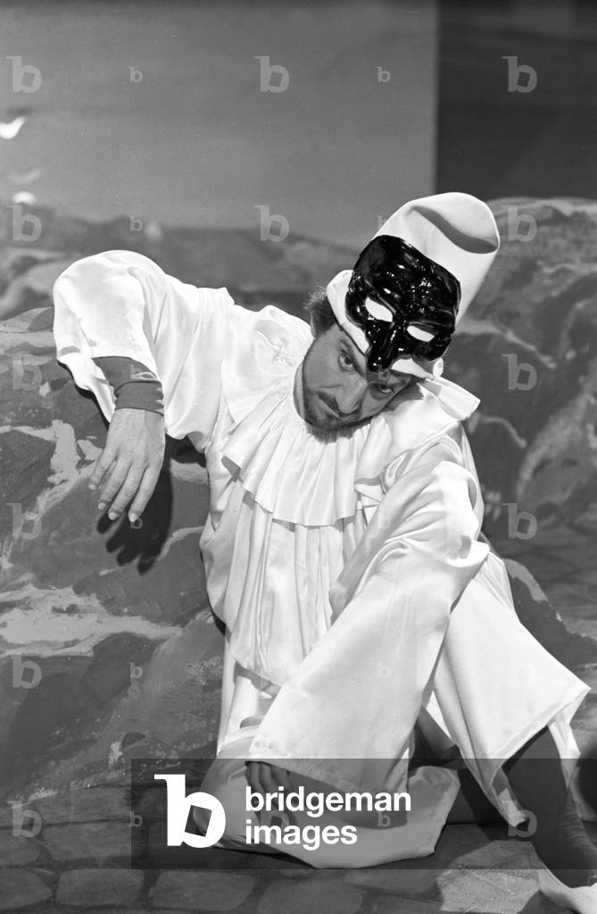 Gigi Proietti in the TV show Fatti e fattacci, Italy, 1975 (b/w photo)