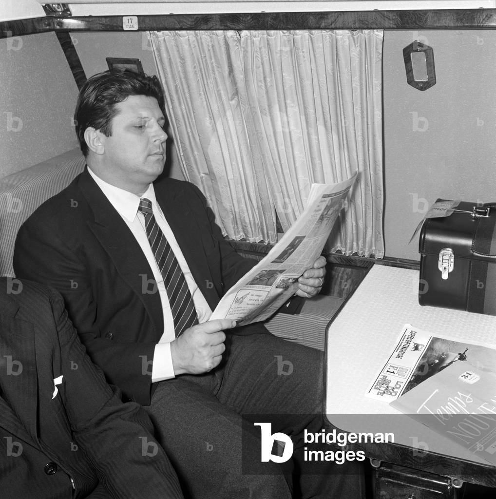 Gianni Raimondi reading a newpaper, 1964 (b/w photo)