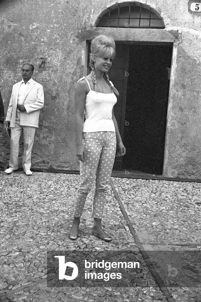 Brigitte Bardot in an alley in Spoleto, 1961 (b/w photo)