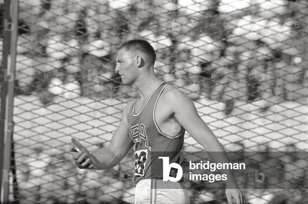 Sim Iness at the discus throw competition