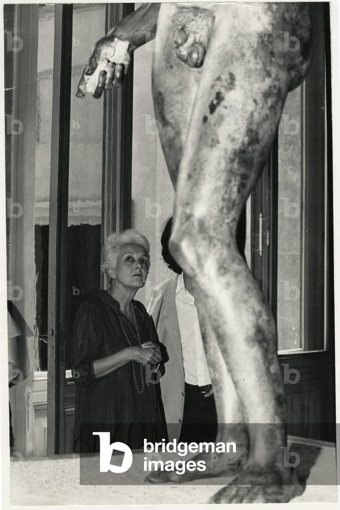 Rossana Rossanda admiring the Riace bronzes