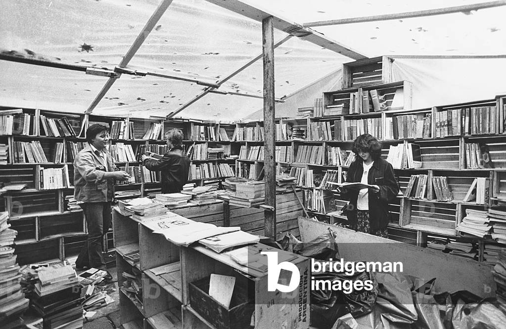 The book stalls in front of the University of Milan, Milan, October 1975 (photo)