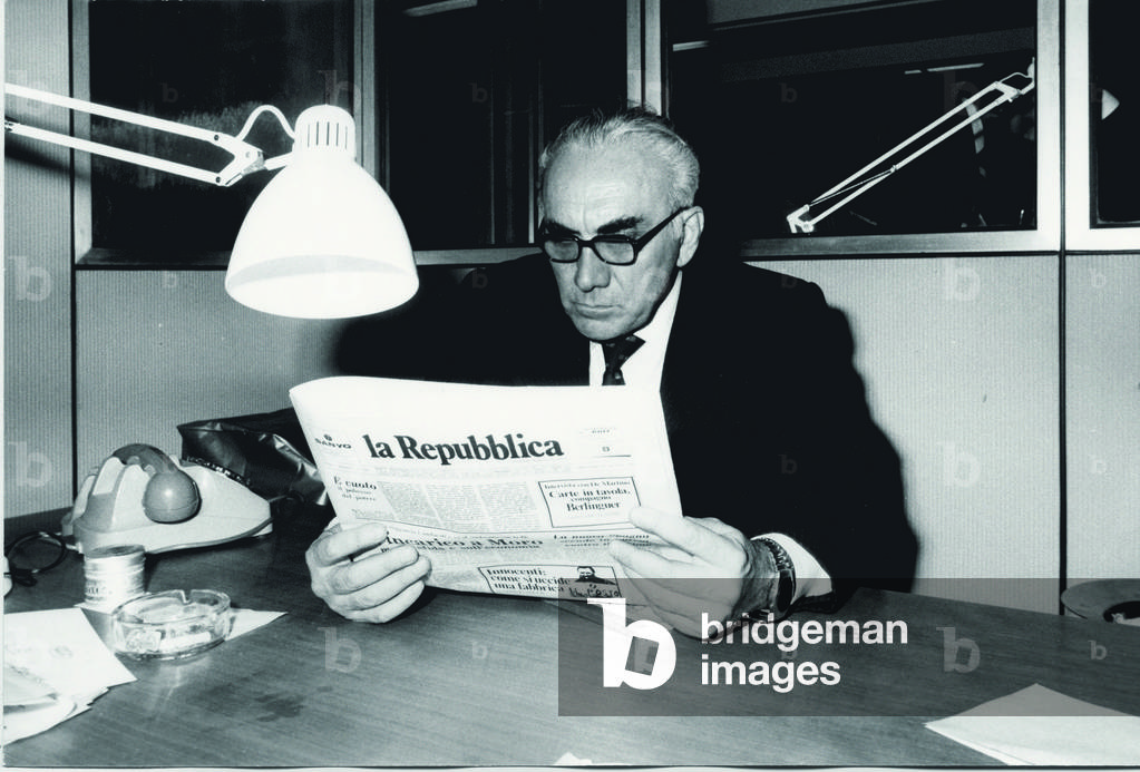 Giorgio Mondadori reading the newspaper