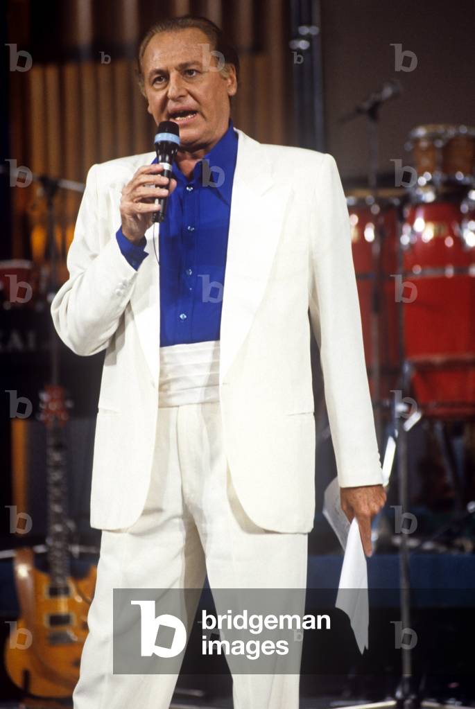 Renzo Arbore introducing the Orchestra Italiana