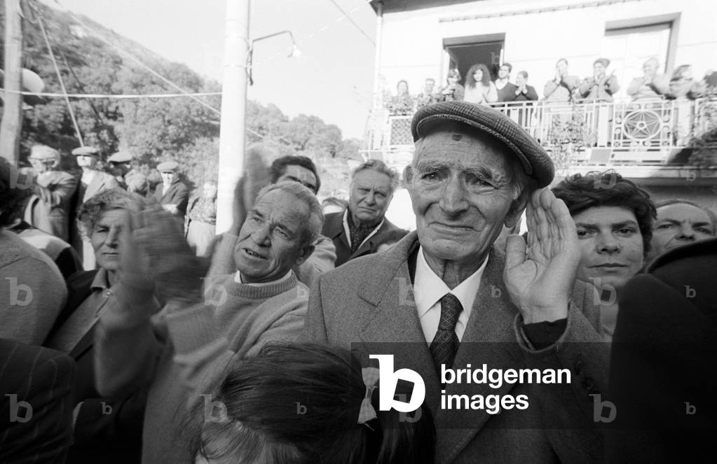 People clapping hands for Bettino Craxi