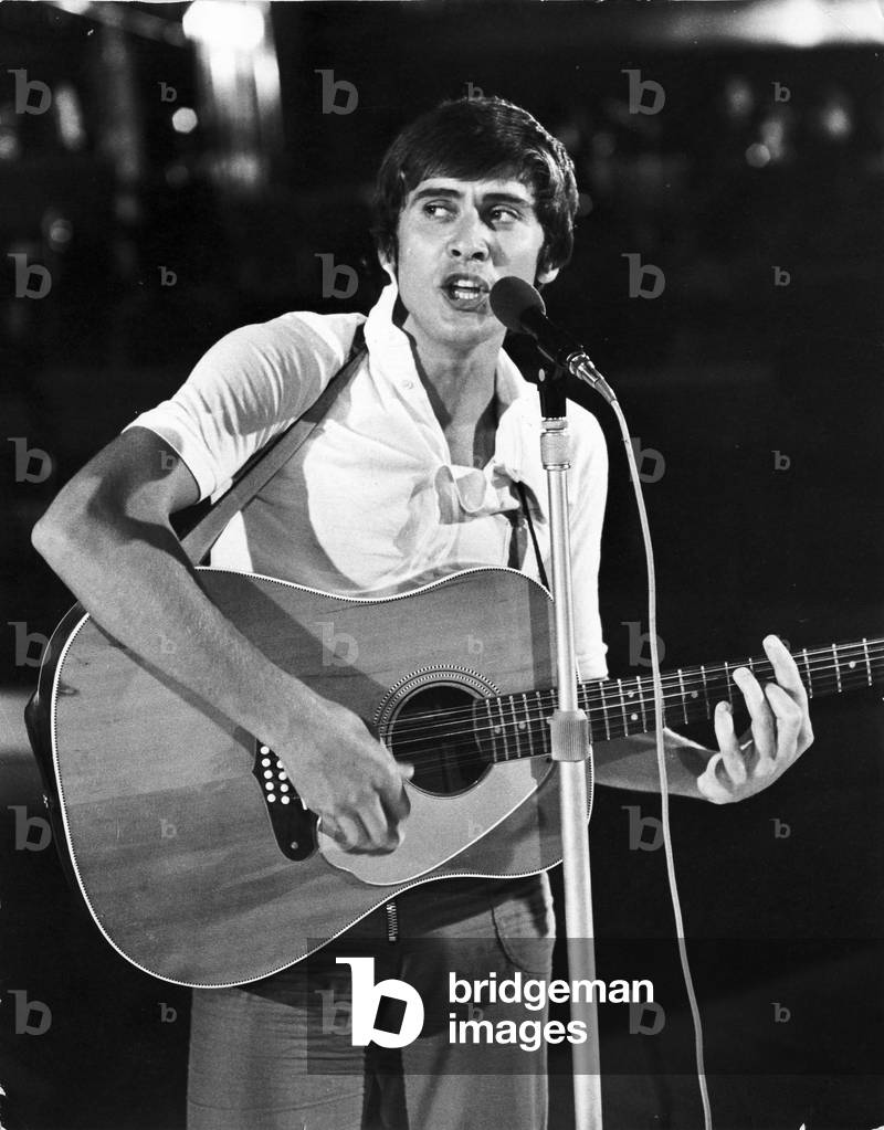Gianni Morandi playing guitar