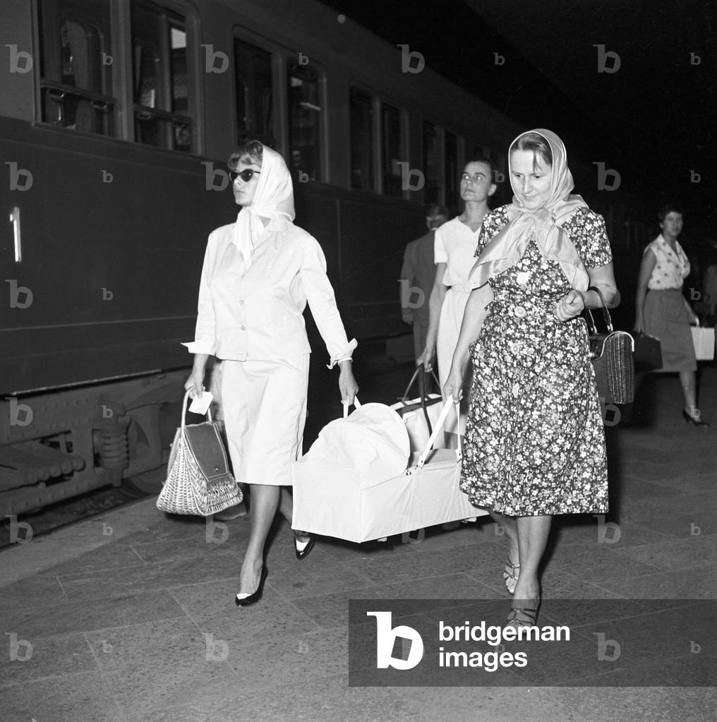 Marisa Allasio holding her son's crib, Italy, 1959 (b/w photo)