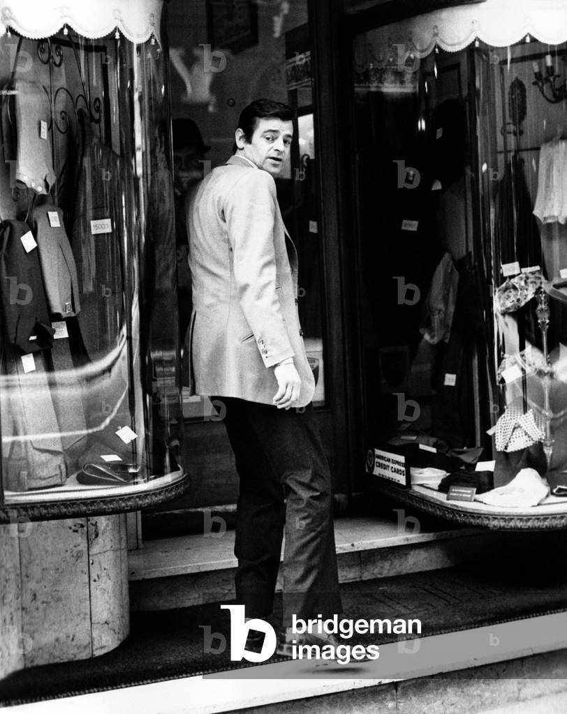 Sergio Endrigo is getting into a clothes shop