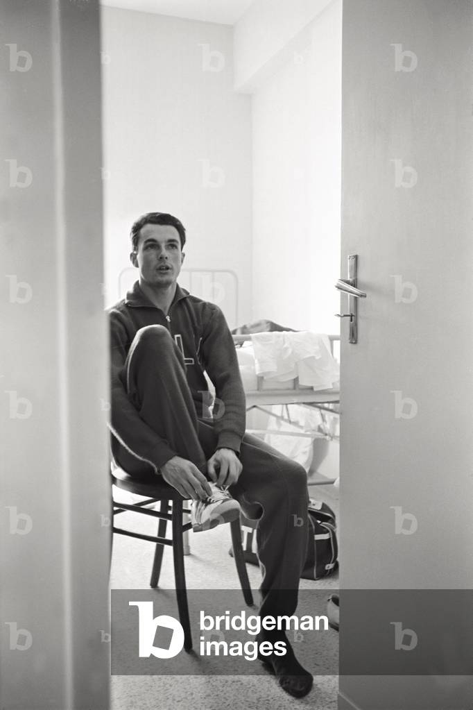 Livio Berruti lacing up his shoes