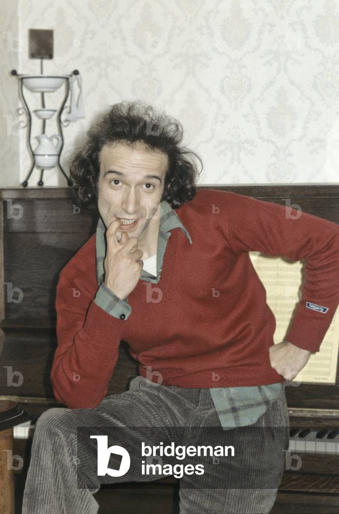 Roberto Benigni leaned on a piano
