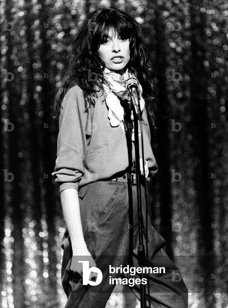 Alice singing at Discoring