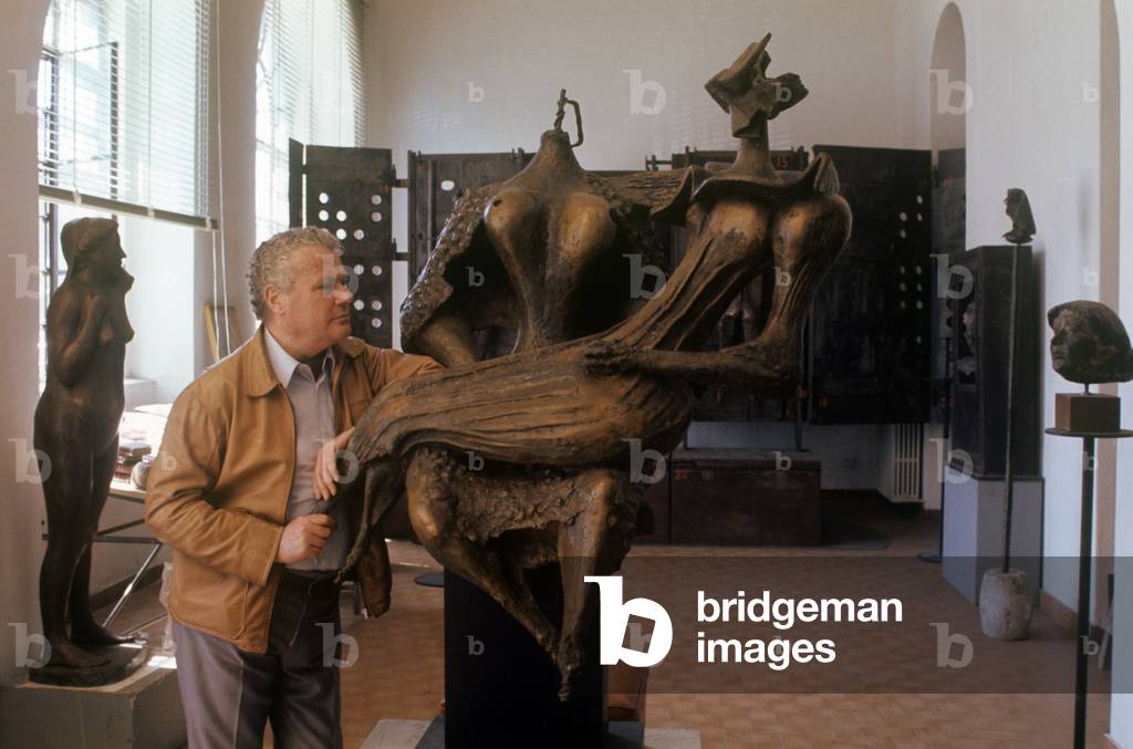 Luciano Minguzzi observing Le amanti in his atelier in Milan