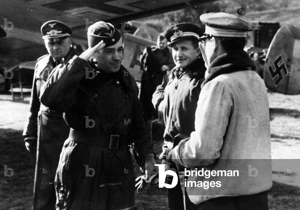 Salute between an Italian captain and a German commanding officer