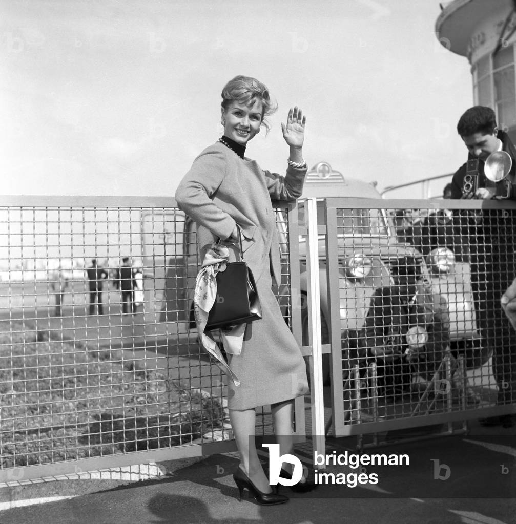 Debbie Raynolds at the airport, Italy, 1959 (b/w photo)