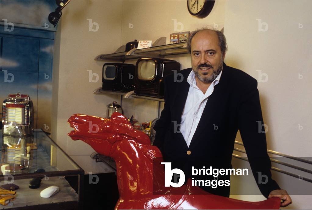 Elio Fiorucci next to a sculpted red horse