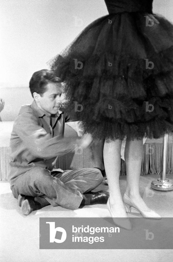 Roberto Capucci working in his atelier