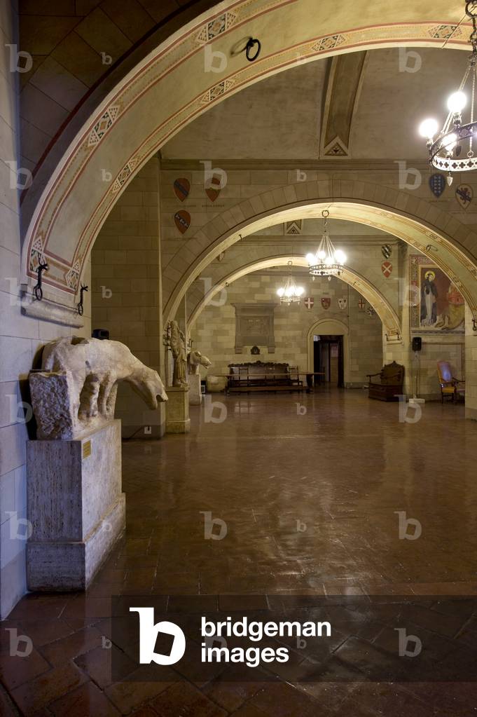 Hall of the She-Wolves, 14th century