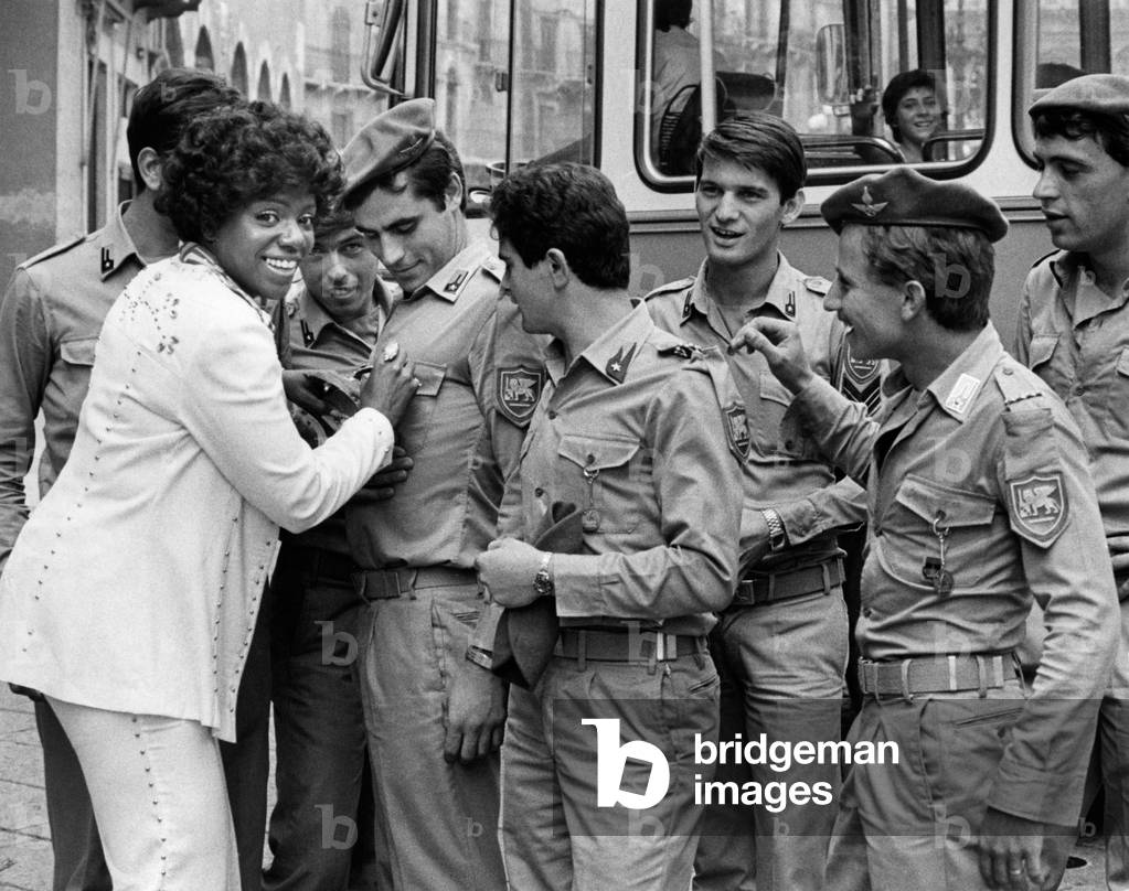 Gloria Gaynor joking with some officerse, 1975 (b/w photo)