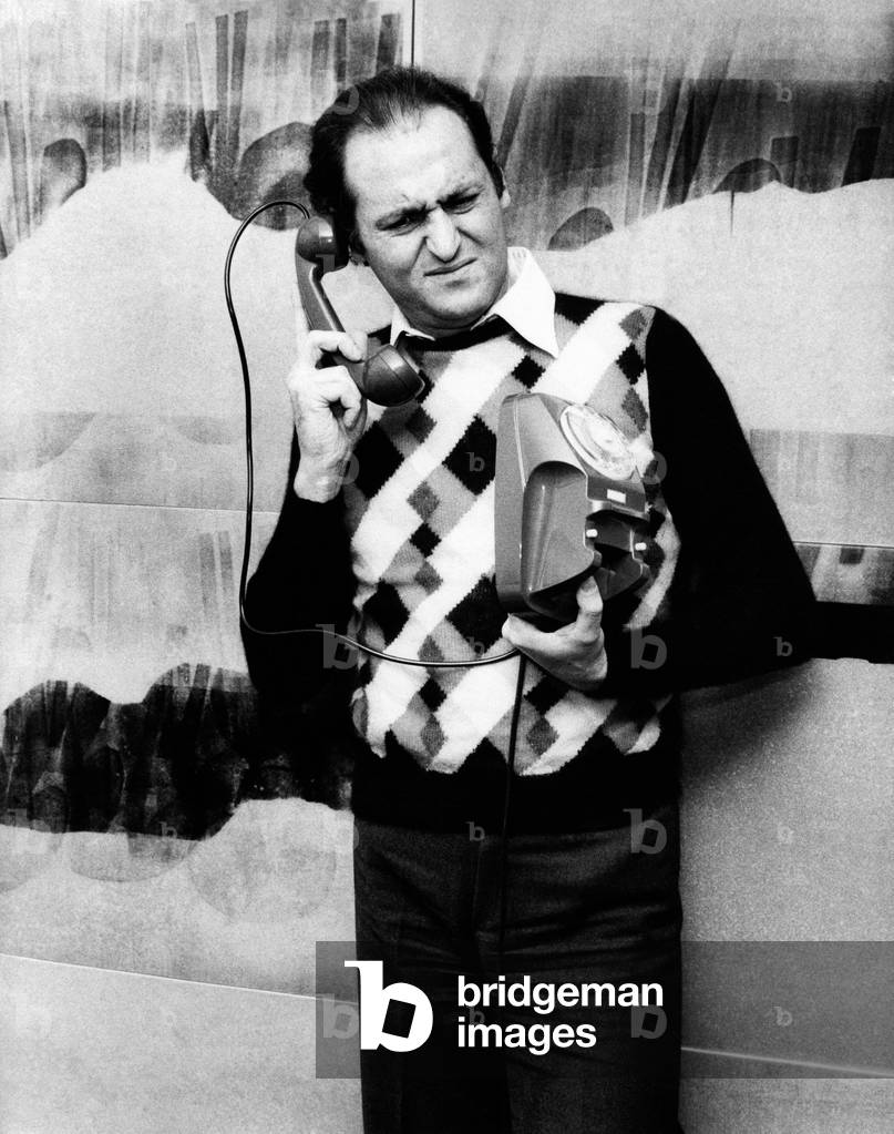 Renzo Arbore pretending to speak on the phone