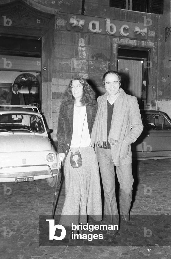 Stefania Sandrelli walking in Rome with Mario Ceroli, Italy, 1978 (b/w photo)
