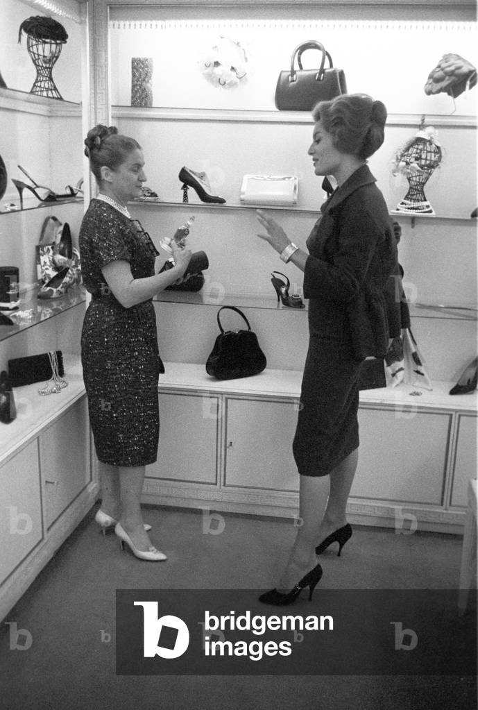 Belinda Lee talking to Zoe Fontana, Italy, 1956 (b/w photo)