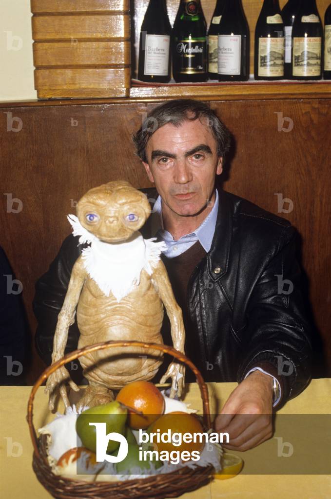 Carlo Rambaldi joking with the puppet of E.T.
