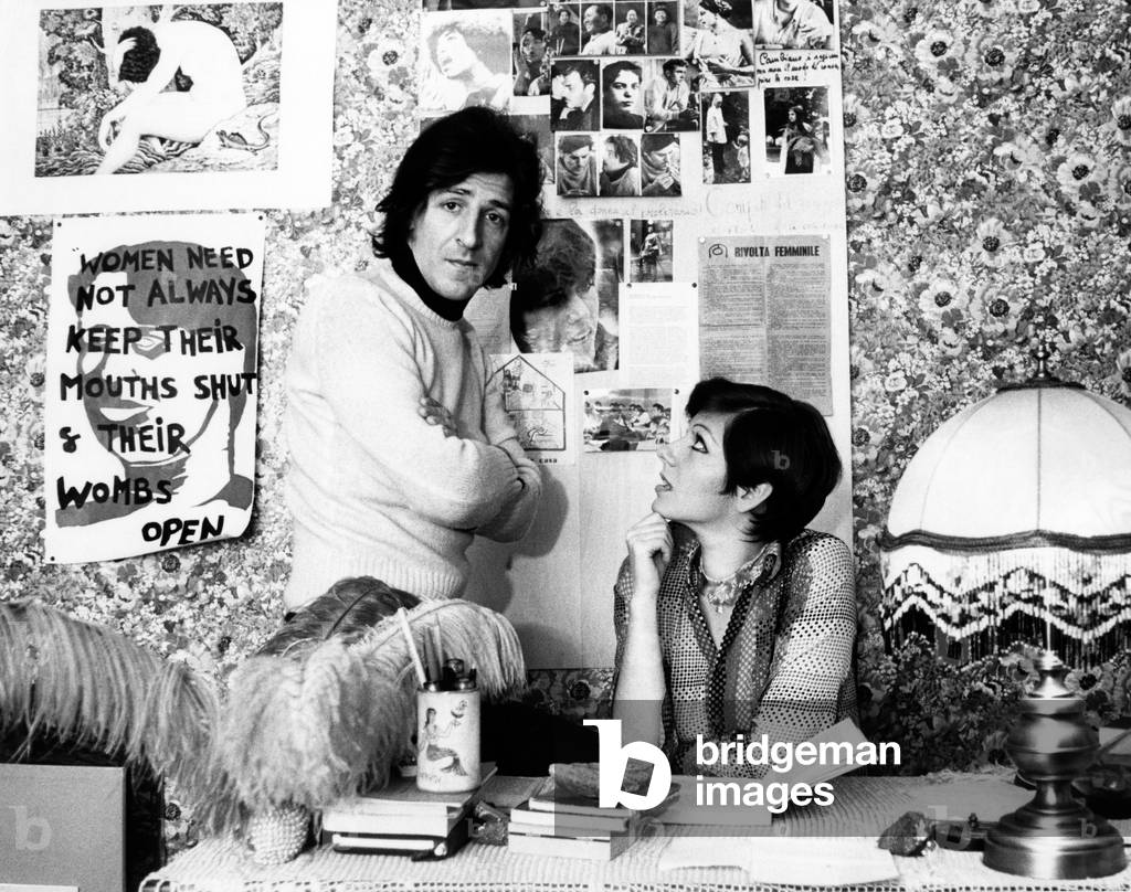 Giorgio Gaber and Ombretta Colli in a room, 1970 (b/w photo)